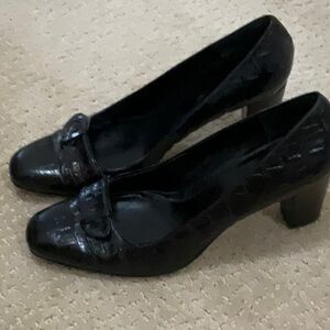 Enzo 3 in black pump size 8